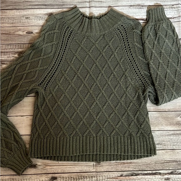 American Eagle Outfitters Sweaters - Large AE American Eagle GREEN Sweater cable knit cross hatch balloon sleeve